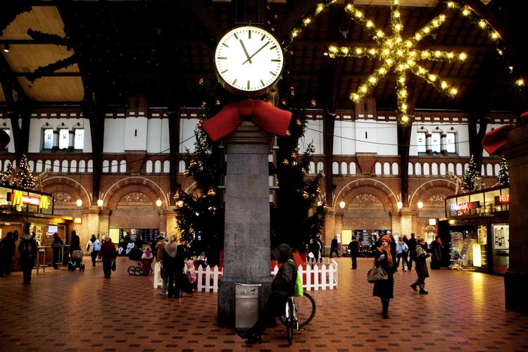 Ramt. Selv om de ansatte på DSB's værksteder har genoptaget arbejdet, påvirker deres strejke stadig togdriften over hele landet. 