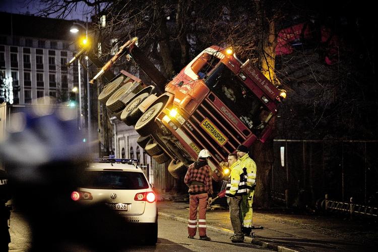 hovsa. En lastbil med en kran bagpå fik overvægt, da den i eftermiddags løftede en tung genstand hen over et hegn. 