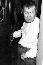 Yndlingsfigur. Pens. agronom Erling Brokkendorf, hvæserbrevsskribent, er anmelderens favoritfigur. »Han er så gennemført fornærmet, snydt, indebrændt, velorienteret og dybt ironisk«. 