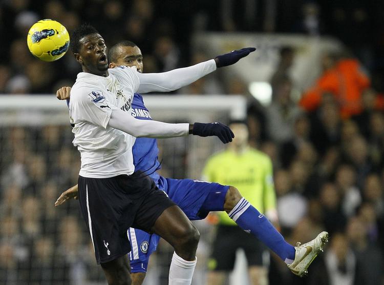 Uafgjort. Tottenhams Emmanuel Adebayor (forrest) bragte sit hold foran, men kort tid efter udlignede Chelsea til kampens slutresultat 1-1. 