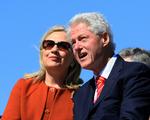 begravelse. Hillary og Bill Clinton er blot få af mange store navne, der i dag ærer Tjekkiets Vaclav Havel. 