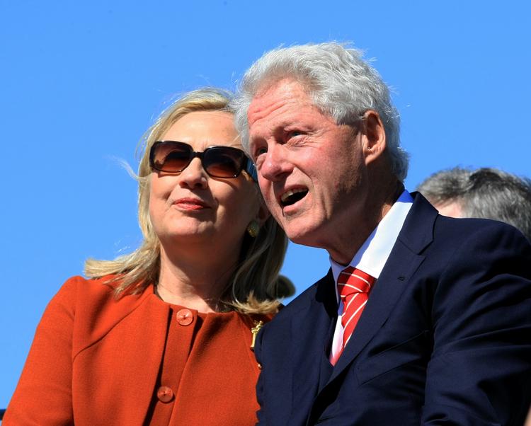 begravelse. Hillary og Bill Clinton er blot få af mange store navne, der i dag ærer Tjekkiets Vaclav Havel. 