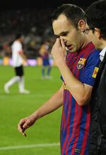 Ude. Andres Iniesta måtte forlade Camp Nou efter en halv times spil. 