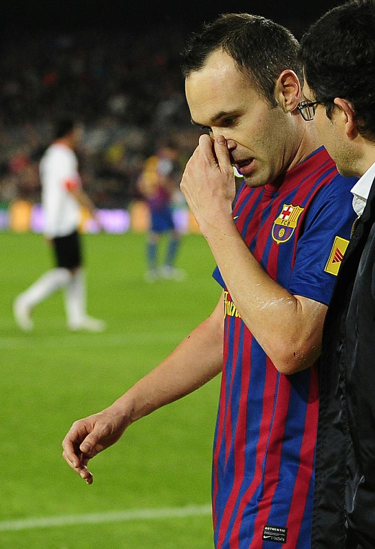 Ude. Andres Iniesta måtte forlade Camp Nou efter en halv times spil. 
