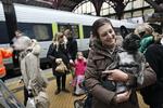 VOV. Hovedbanegården i København vrimler lige nu med mennesker, gaver - og hunde - der skal hjem til jul. 