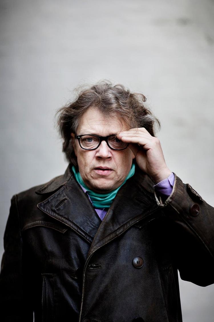 Uhøflig. Journalist, foredragsholder og musiker Torben Steno har skrevet bogen 'Længsel efter  faste former', hvor han efterlyser høflighed. Men hvorfor har han ikke selv hilst på Djævelens Advokat i snart 15-18 år? 