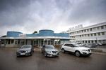 Truet. Nye Saab-modeller på parade foran fabrikken i Trollhättan. Der kæmpes for at redde de sidste værdier, inden det er for sent. 