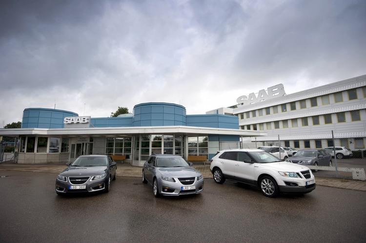 Truet. Nye Saab-modeller på parade foran fabrikken i Trollhättan. Der kæmpes for at redde de sidste værdier, inden det er for sent. 