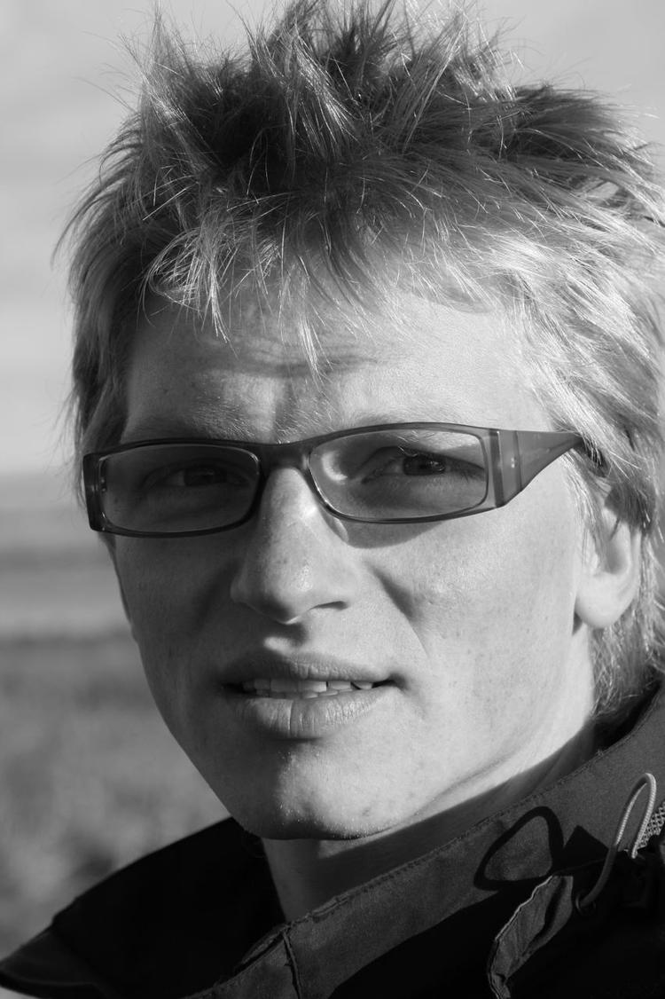 Samfundsnyttigt. Martin Glaz Serup er en af de mange forfattere, der synes, at de omdiskuterede livsvarige ydelser til særligt dygtige kunstnere skal sættes i vejret. For samfundet har brug for kunstnere på linje med erhvervsliv, landbrug og medier. 