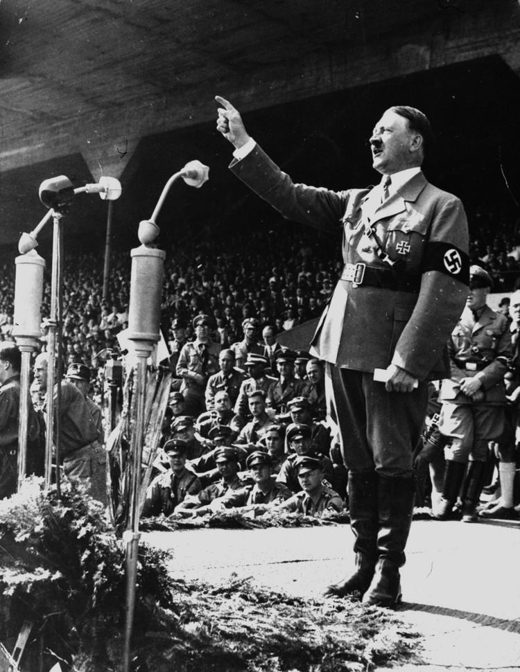 BESTSELLER. Lederen af det nazistiske Tyskland, Adolf Hitlers, antisemitiske bog 'Mein Kampf' er en bestseller i flere britiske byer. 