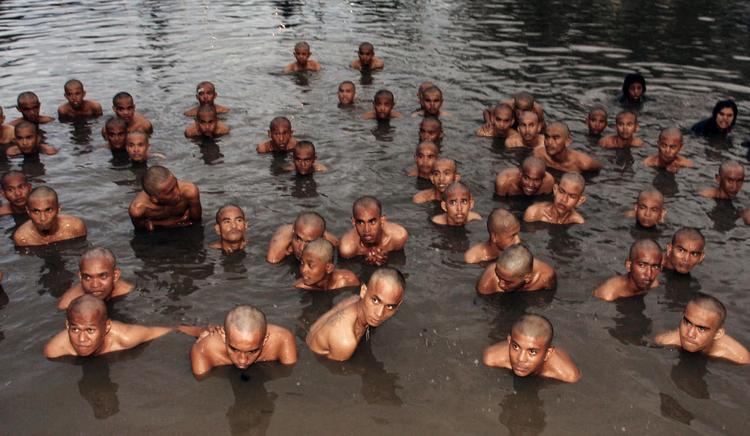 Renselsesritual. Et bad i vandhullet skulle vaske antiislamisk  adfærd ud af de 64 punkere. 