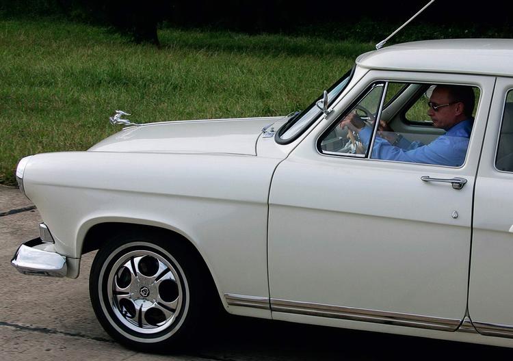 Den russiske premierminister Vladimir Putin har to veteran-biler af mærket Volga, som han ses kørende i på billedet. Derudover har han en Lada, oplyser valgkommissionen. 