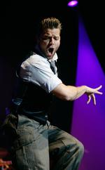 hOFTERUL. Ricky Martin sparer ikke på effekterne - hverken med bevægelser eller med påklædning - i sit sceneshow. 