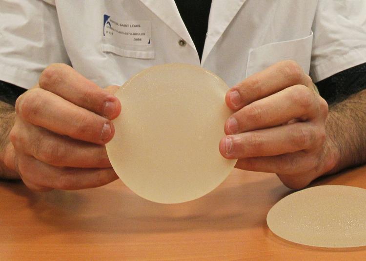 risikabelt. En læge fra Hôpital Saint-Louis i Paris fremviser et implantat af tvivlsom produktion, som han har fjernet fra en kvindes bryst. 