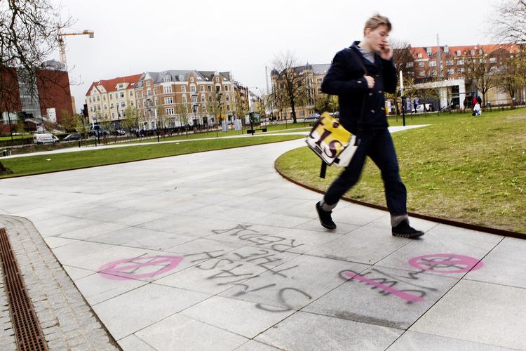 belastet. Mølleparken i Aarhus blev for nylig renoveret. Men parken er ramt af problemer med hærværk og narkomaner. 