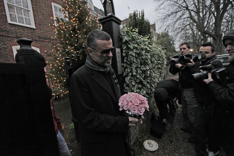 Udskrevet. George Michael holdt i går en mindre pressekonference foran sit hjem i det nordlige London. 
