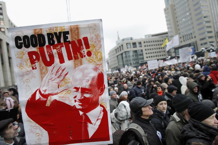 Farvelhilsen. Demonstrerende vil af med præsident Putin. 44.000 havde meldt sig til demonstrationen på Facebook og mindst 29.000 mødte i dag op og demonstrerede i indre Moskva. 