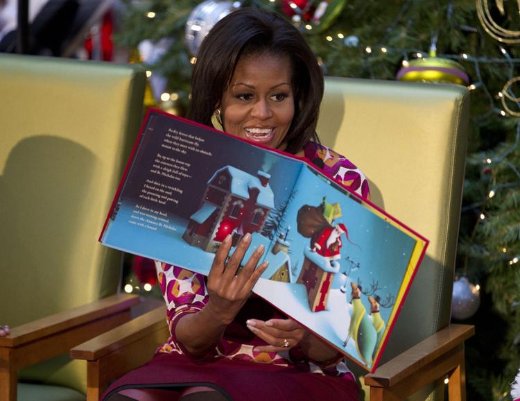 Førstedame. Michelle Obama kommer tæt på mange børn i julen. Ikke blot holder hun styr på julemanden og Rudolf - forleden læste hun juleeventyr for børnene på et sygehus i Washington D.C. 