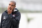 Dumhed. Adriano har en vane med at komme i medierne for episoder, som intet har at gøre med fodbold. Nu er det sket igen. 