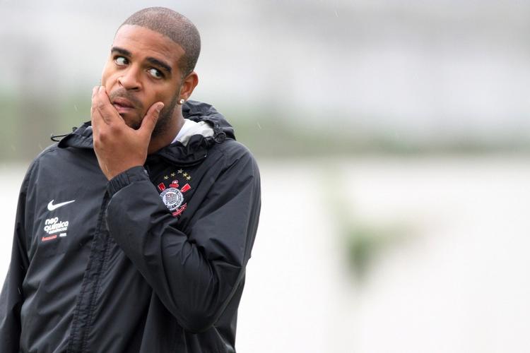 Dumhed. Adriano har en vane med at komme i medierne for episoder, som intet har at gøre med fodbold. Nu er det sket igen. 