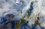 Julevind. Den kraftige storm er ved at være drevet forbi Færøerne og rammer nu Norge og Nordsverige. 