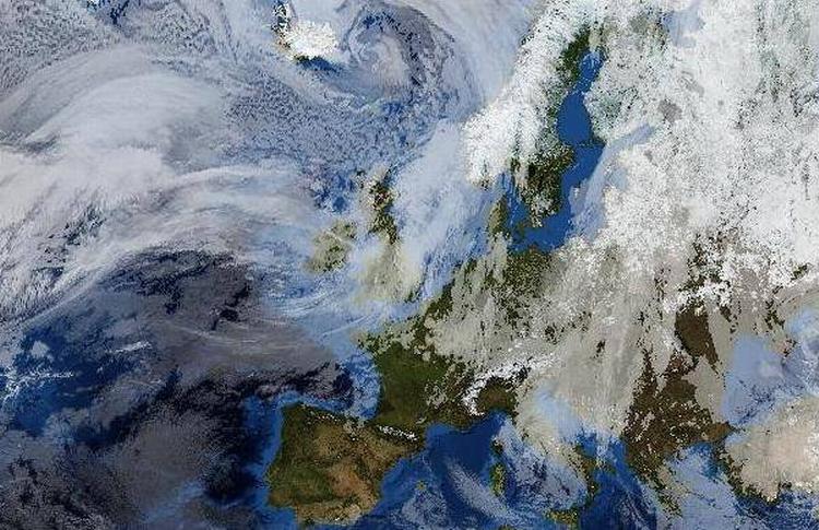 Julevind. Den kraftige storm er ved at være drevet forbi Færøerne og rammer nu Norge og Nordsverige. 