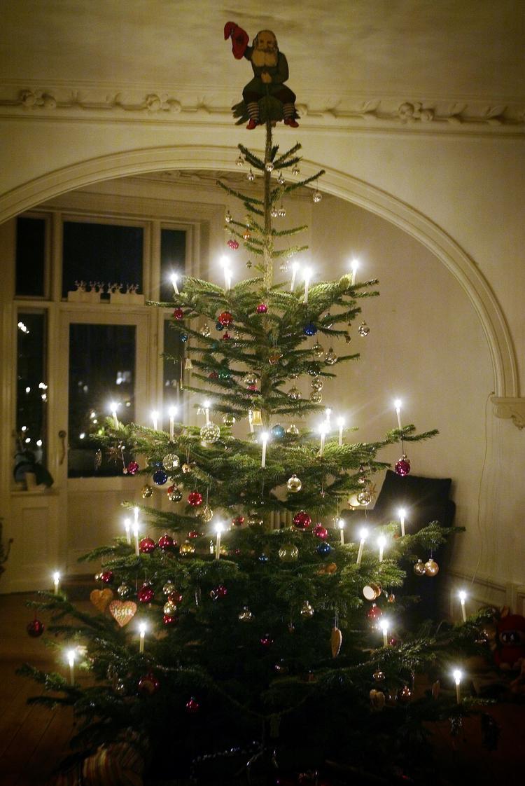 Julemirakel. Det var ikke julemanden, men en højgravid australsk kvinde, der leverede årets bedste gave under juletræet i nat. 