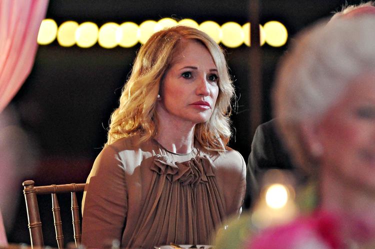 sammenstød. Ellen Barkin er konstant på randen af et nervøst sammenbrud i vedkommende familiedrama. 