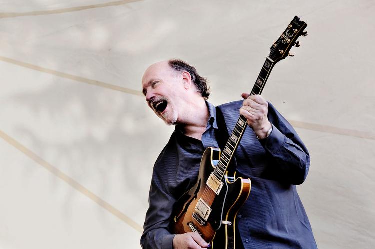 Gæst. Guitaristen John Scofield har også beriget det danske jazzpublikum med sin musik. Her optræder han i Haveselskabet. 