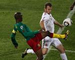 jubilar. Under VM spillede spillede Daniel Jensen - her i duel med Samuel Eto'o - mod Cameroun sin landskamp nummer 50. 