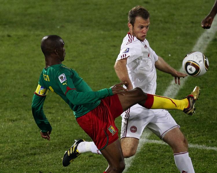 jubilar. Under VM spillede spillede Daniel Jensen - her i duel med Samuel Eto'o - mod Cameroun sin landskamp nummer 50. 