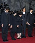 besøgende. Den kvindelige leder af Hyundai-gruppen, Hyun Jeong-eun og præsident-enke, Lee Hee-ho, ankom i dag til Pyongyang for at mødes med Kim Jong-un og kondolere med hans fars død. 