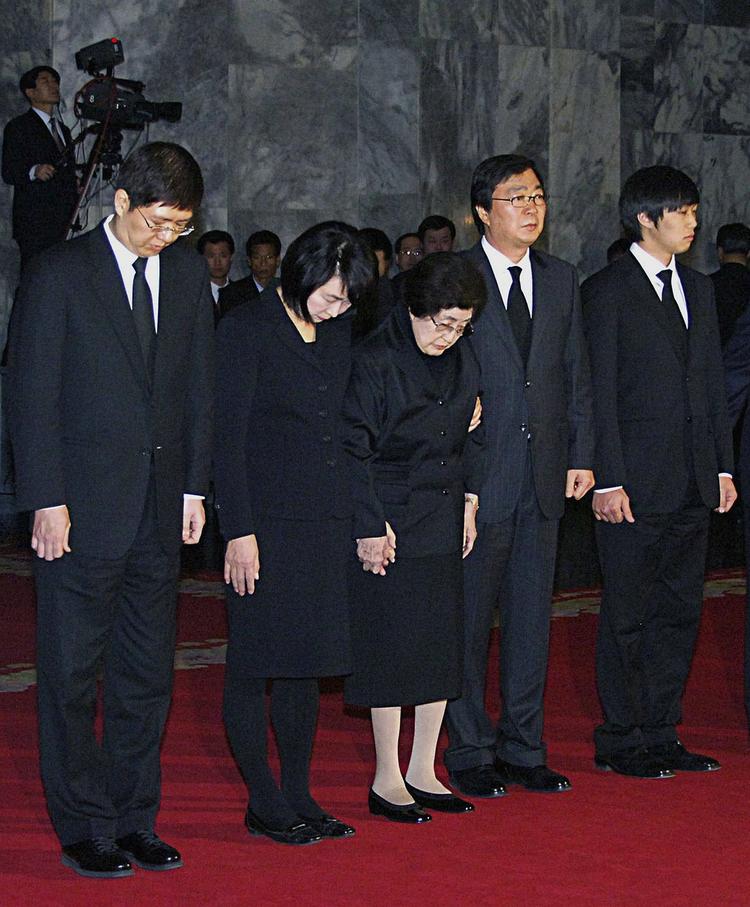 besøgende. Den kvindelige leder af Hyundai-gruppen, Hyun Jeong-eun og præsident-enke, Lee Hee-ho, ankom i dag til Pyongyang for at mødes med Kim Jong-un og kondolere med hans fars død. 