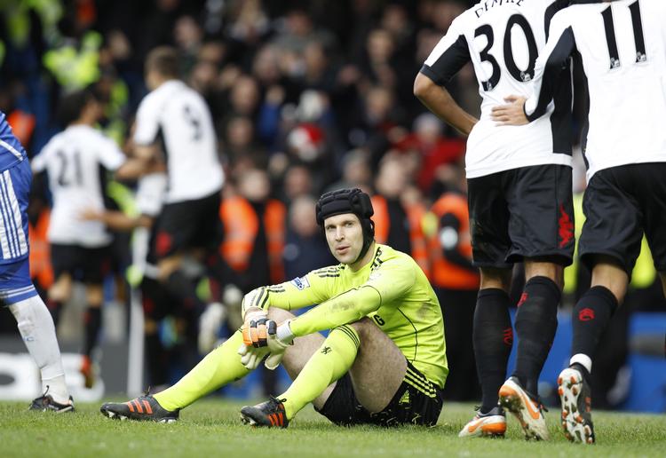 Udligning. Mens Fulhamspillerne jubler over Clint Dempseys scoring kigger Petr Cech langt efter sejren. 