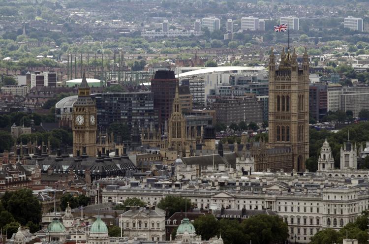 London. I lyset af eurokrisen ønsker 60 procent af den britiske befolkning enten at forlade EU eller omdanne EU til en frihandelszone. Og mere end 80 konservative parlamentsmedlemmer presser på for at genforhandle forholdet til EU. 