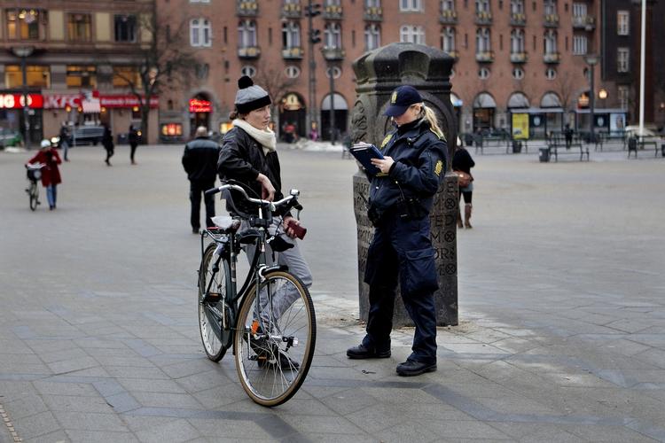 Ups. Det bliver dyrt at blæse på færdselsreglerne fra 1. januar, hvor bødetaksterne for cyklister sættes markant op. 