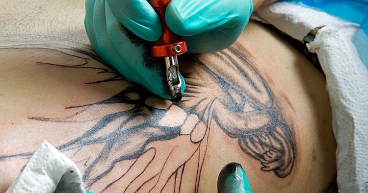 RISIKO. Det er ikke altid ufarligt at blive tatoveret på rejsen. 