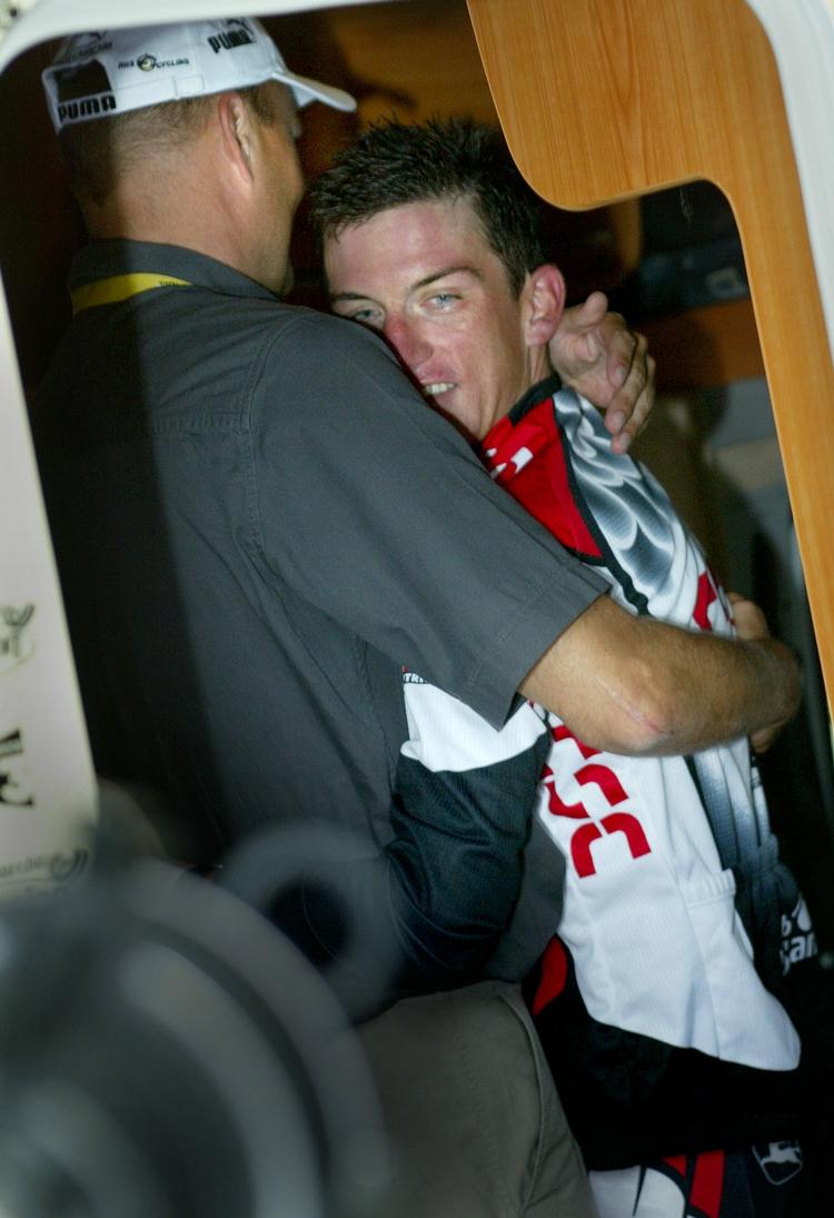 vinder. Et stort menneske, siger Bjarne Riis om Tyler Hamilton, der her har vundet en Tour de France-etape i 2003. 