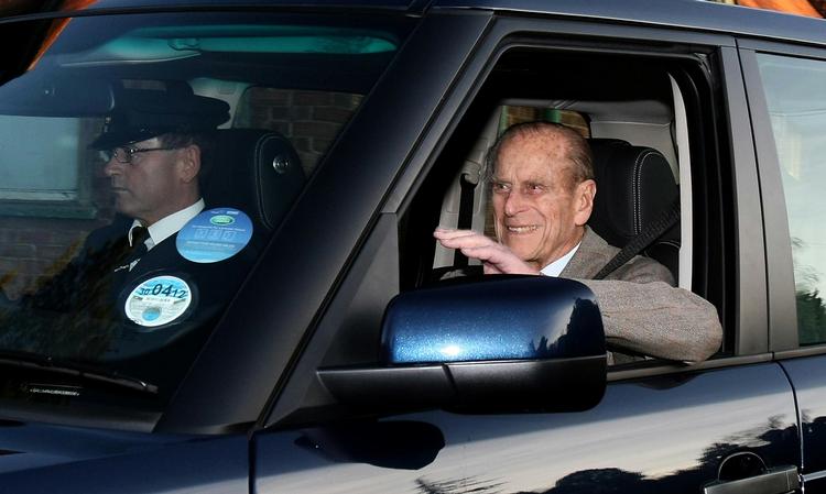 udskrevet. Prins Philip blev lillejuleaften indlagt, fordi han havde smerter i brystet. Efter en operation og fire overnatinger på hospitalet er han udskrevet. 
