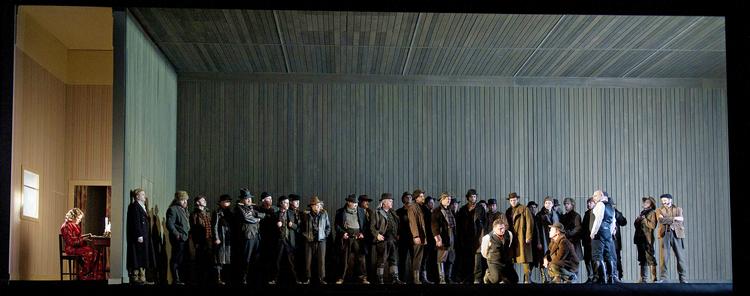 Widescreen. Opsætningen af Puccinis italienske opera om guldgravere, mexicanske skurke og ædle indianere i USA i 1800-tallet dyrker westernfilmen som kitschet genre - og scenografien har widescreenformat. 