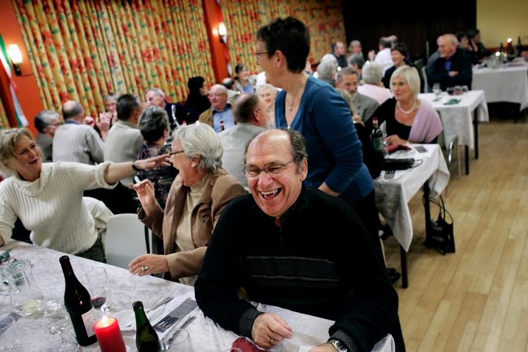 Fællesskab. Nørretranders og  Hermansen skriver om at genfinde det fællesskab, vi tabte på vejen. Her har borgere i Enslev ved Grenaa fundet sammen i forsamlingshuset. 