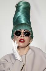 Luksus. Lady Gagas tidligere personlig assistent, Jennifer O'Neil, skulle angiveligt agere 'personligt vækkeur' og stå klar med et håndklæde efter sangerindens bade. 