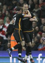 Steven Fletcher (th.)jubler over sit mål mod Arsenal. 