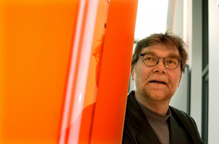 Sparerunde. Det gør ondt på Det kgl. Teater at skulle spare 100 millioner de næste fire år, siger lektor Stig Jarl fra Institut fra Kunst og Kulturvidenskab.» Men 520 millioner kroner er stadigvæk et ganske pænt beløb at drive teater for«, siger han. 