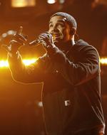 Komet. Hip hop-musikeren Drake har taget verden med storm i de seneste år. En ung kvindelig fan er så begejstret at hun har fået tatoveret 'Drake' i panden. 