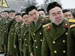 Grædende soldater langs sørgetogets rute i Pyongyang. 