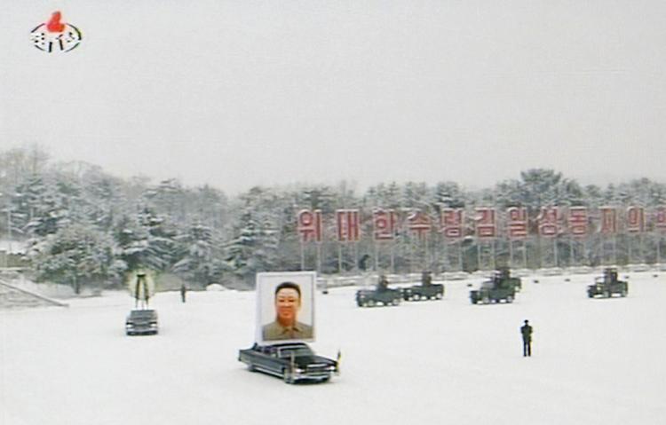 Den første af to sørgedage i forbindelse med Kim Jong-ils begravelse finder sted i tæt sne. 