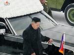 Kim Jong-iIs yngste søn og efterfølger Kim Jong-un ved sin fars kiste. 