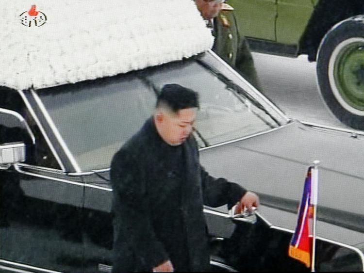 Kim Jong-iIs yngste søn og efterfølger Kim Jong-un ved sin fars kiste. 