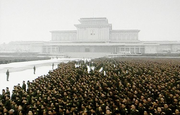 Ingen repræsentanter fra andre lande er inviteret med til begravelsen, men soldater fra den nordkoreanske hær er rigt repræsenteret. 
